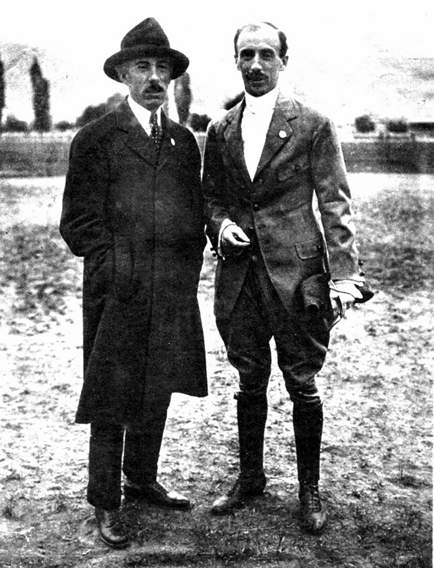 Santos Dumont junto a Eduardo Bradley, 1916. Dos calles del barrio conectadas por una foto.