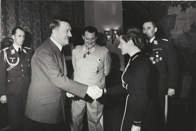 Hitler le entrega la Cruz de Hierro, 1941. Esta imagen se usa justamente para no despegar la hazaña técnica del aparato político que la rodeó.