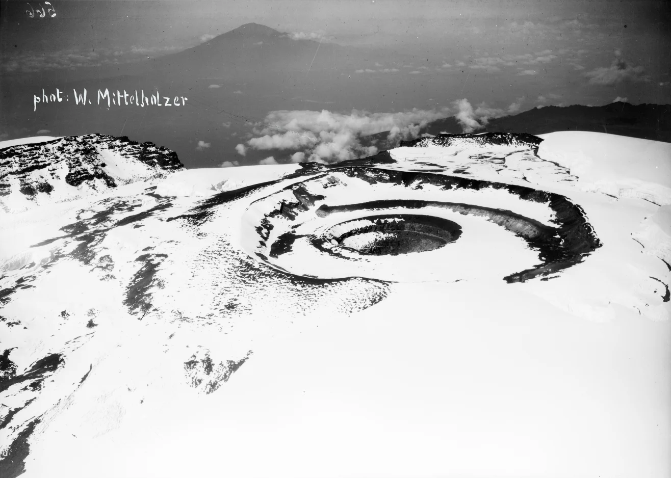 Cráter del Kibo, Kilimanjaro. Foto desde aprox. 6.200 m. Texto visible: 