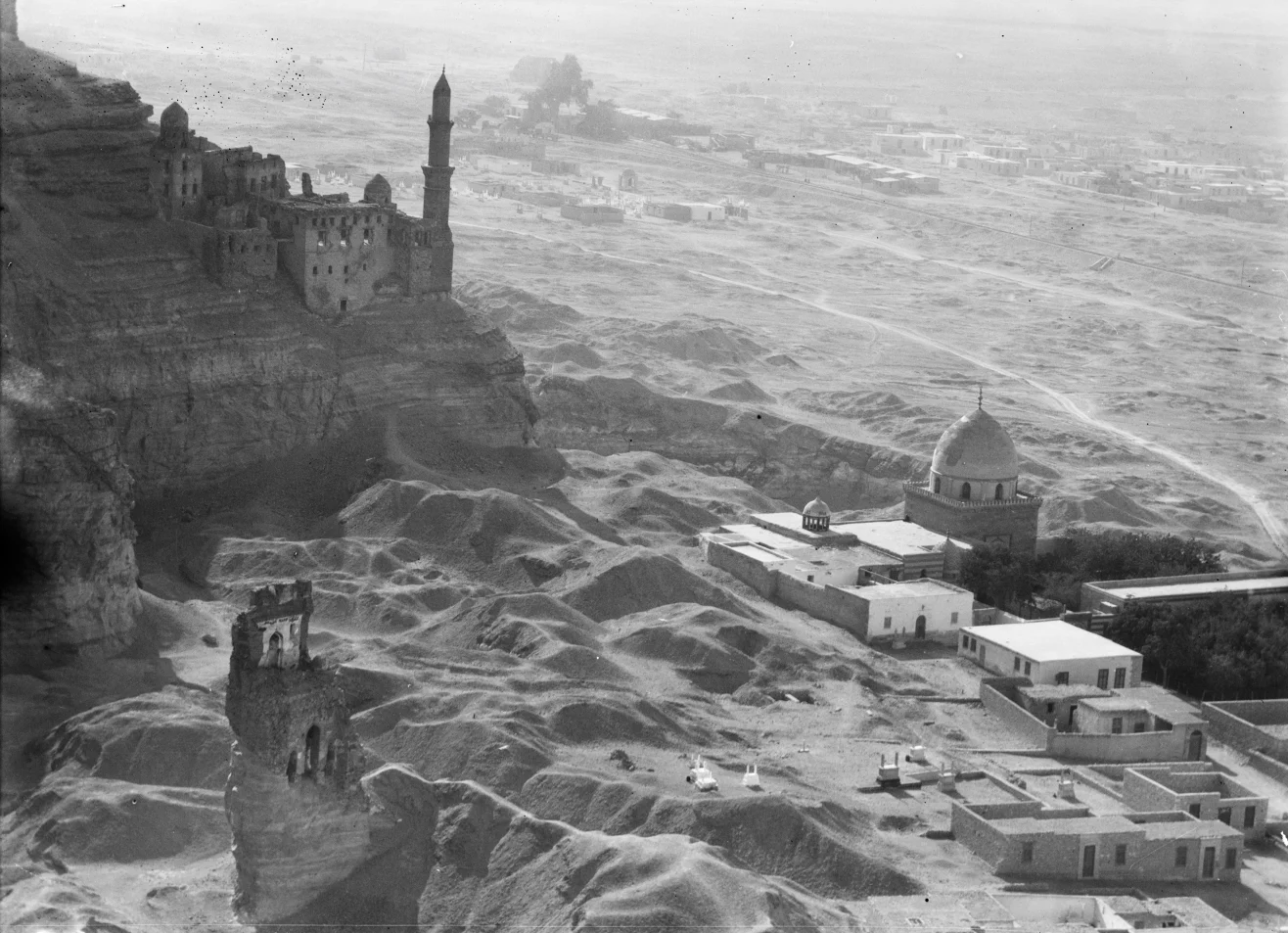 Vista aérea de los acantilados de Mokattam (El Cairo, Egipto) con la Mezquita de Juyushi.