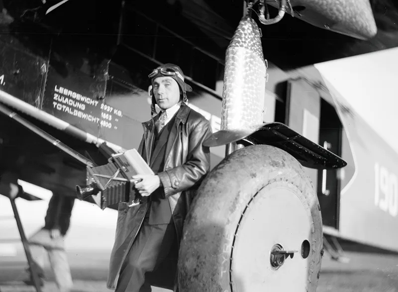 Mittelholzer con cámara aérea de fuelle, apoyándose en el tren de aterrizaje de una Junkers G 24. Peso vacío: 2.937 kg, carga útil: 1.863 kg, peso total: 4.800 kg.