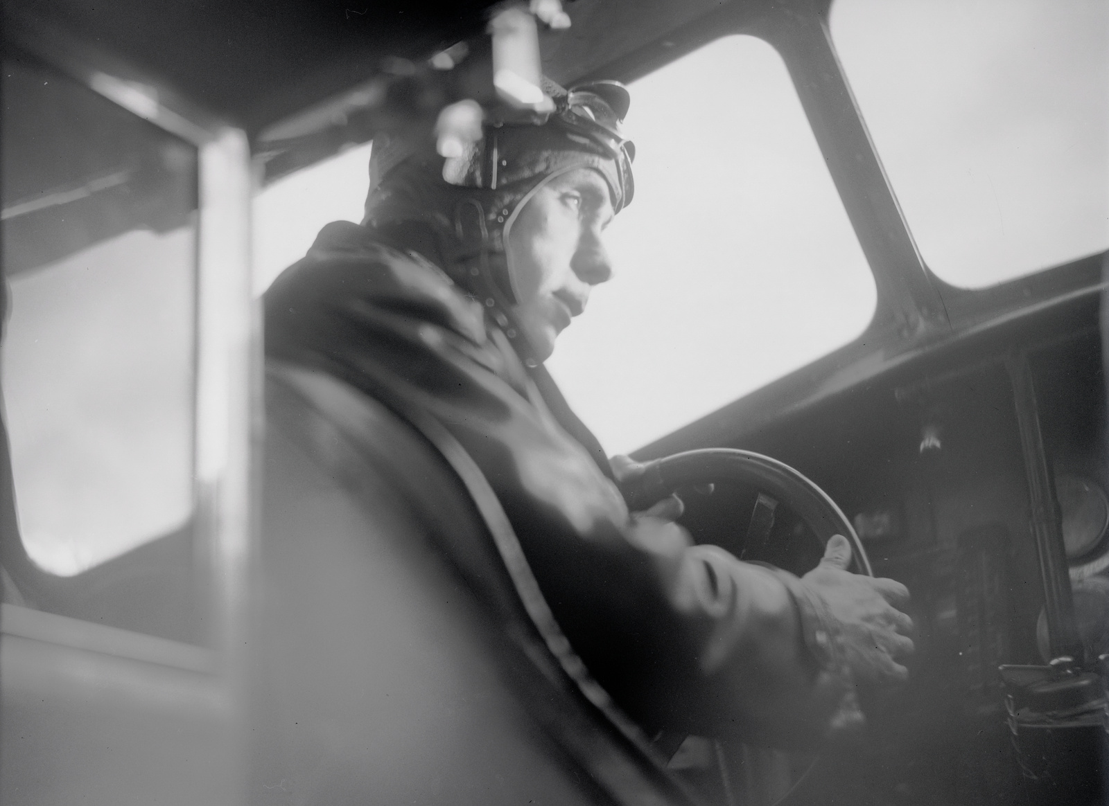 Walter Mittelholzer — retrato clásico de aviador y fotógrafo aéreo, década de 1920