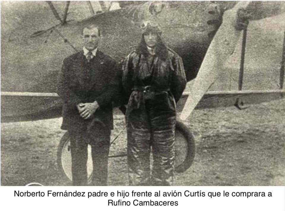 Norberto Fernández padre e hijo frente a un avión Curtís