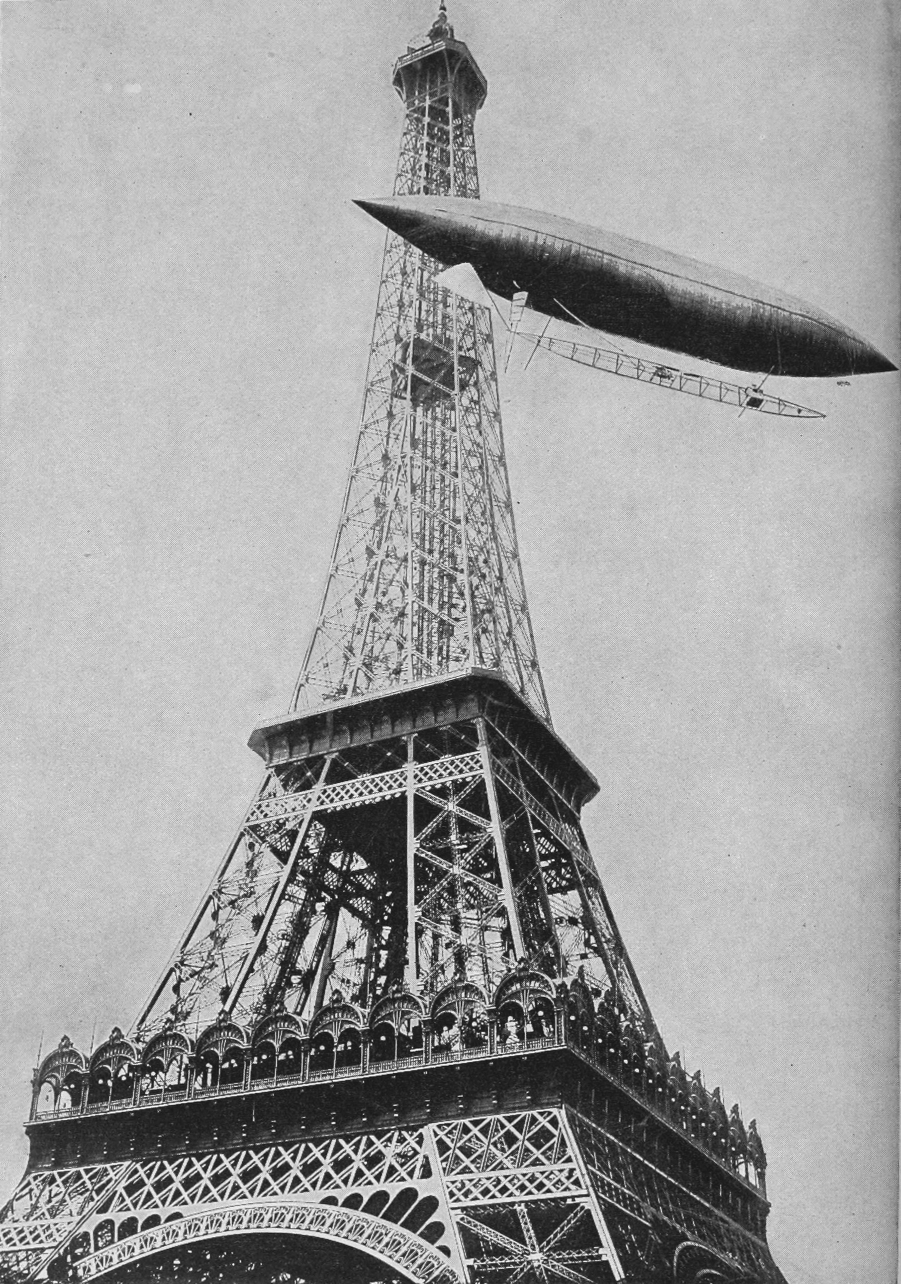 Santos-Dumont rodeando la Torre Eiffel, 1901. Fuente: Smithsonian / Internet Archive Book Images / Wikimedia Commons.