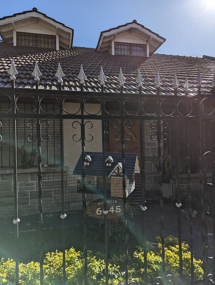 Buzón decorativo con forma de casita. Fachada en miniatura, techo, puerta: la casa se reproduce a sí misma