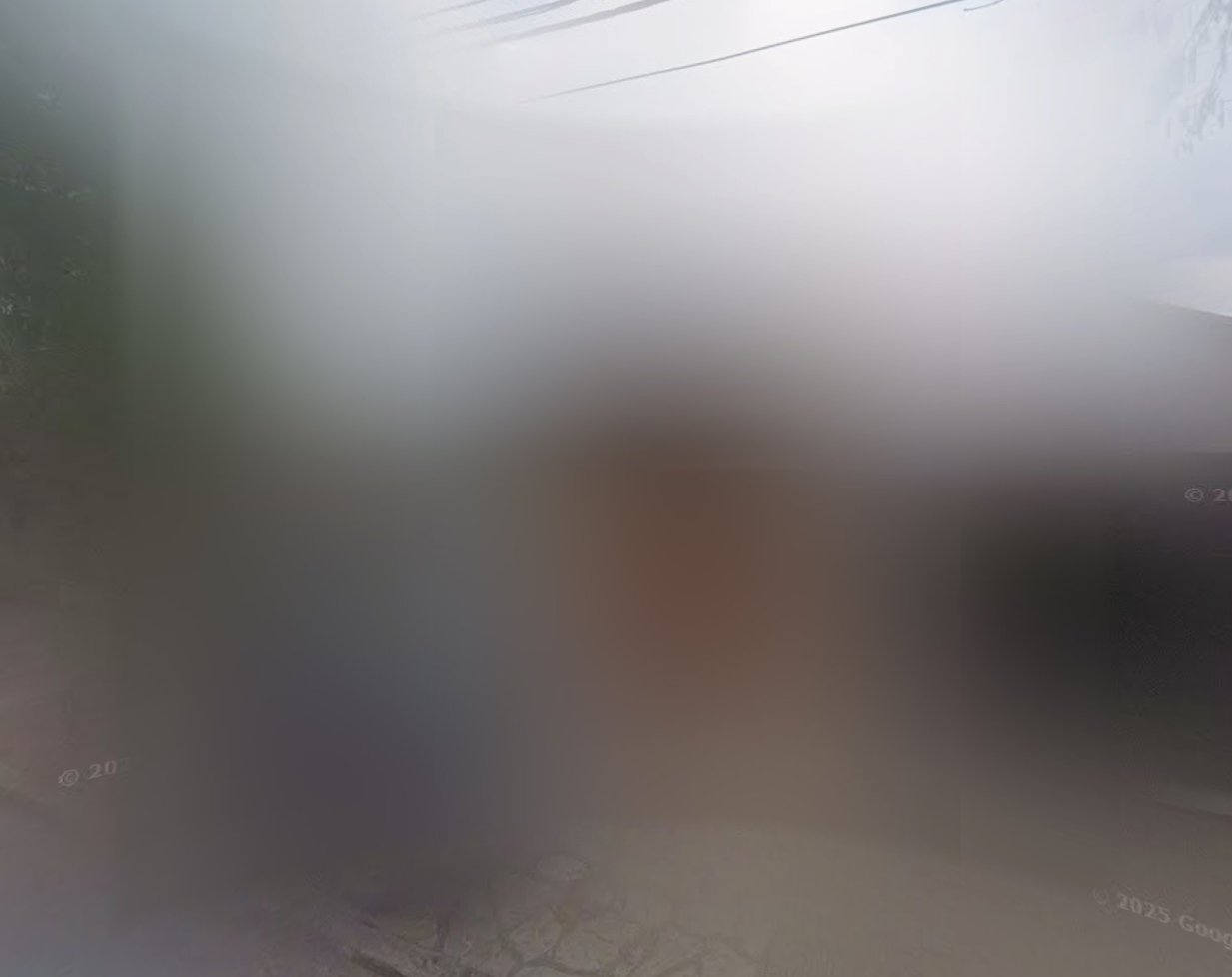 Captura aportada por archivo particular: la dirección existe, Street View entra, pero la casa queda convertida en niebla digital.