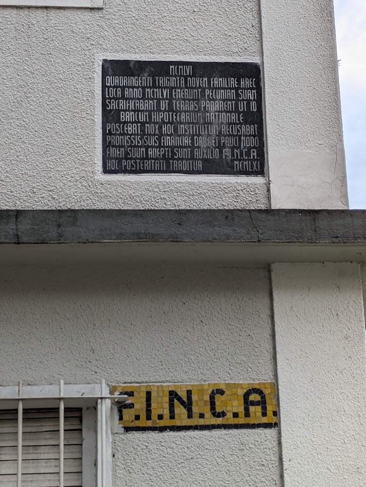Placa sobre la fachada de un edificio antiguo en Avenida Wernicke