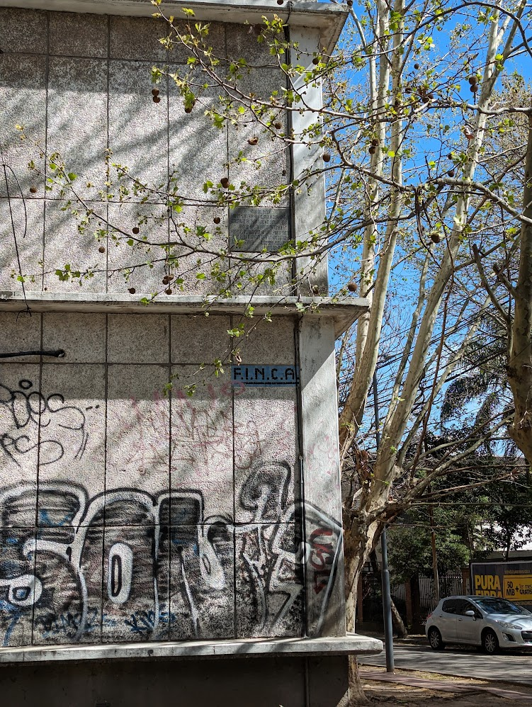 El mosaico de F.I.N.C.A. en la misma esquina