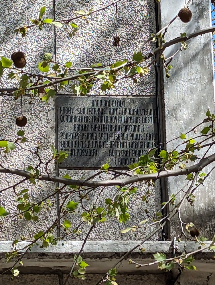 Otra placa del mismo conjunto, con texto diferente