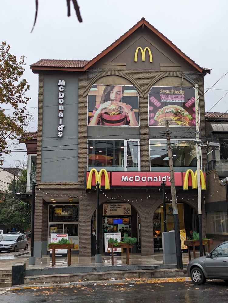 El mismo edificio en la actualidad, ocupado por McDonald's