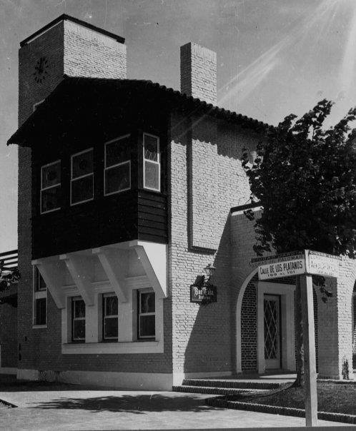 Bar Takú en foto de archivo: ladrillo visto, tejas, chimeneas y acceso con arco. Archivo.