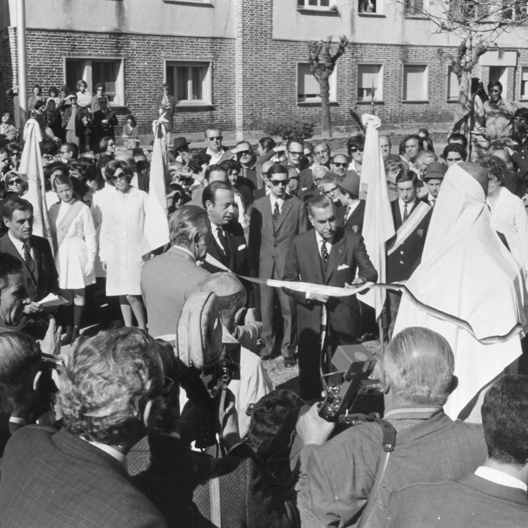El busto cubierto durante la ceremonia de inauguración. Fuente: La Montaña Ciudad Jardín / Ángel Czesun.