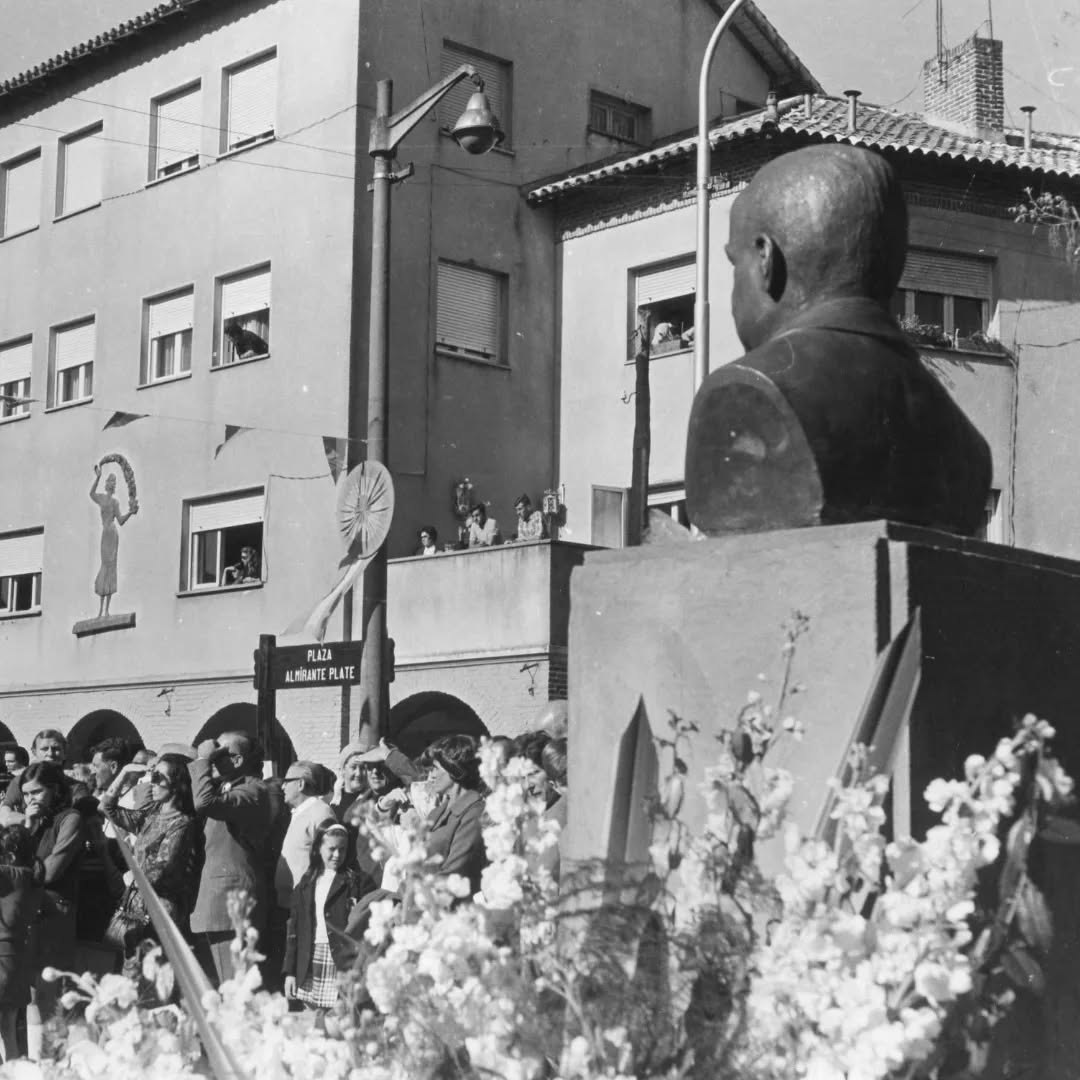 El busto ya descubierto, con el cartel de Plaza Almirante Plate detrás. Fuente: La Montaña Ciudad Jardín / Ángel Czesun.
