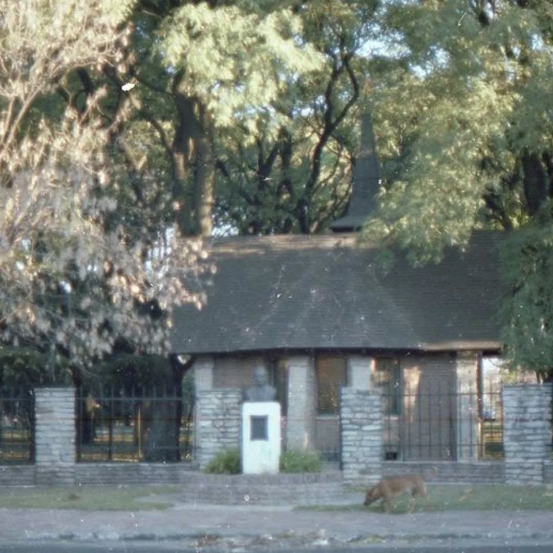 El busto hacia 1980, todavía en su emplazamiento original. Foto: Verónica Delrio, vía La Montaña Ciudad Jardín.