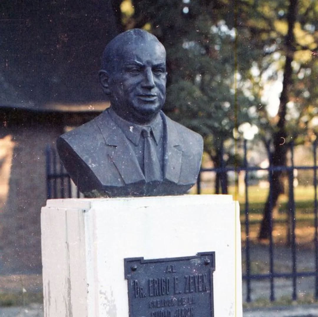 Otra vista del busto en Plaza Plate hacia 1980. Foto: Verónica Delrio, vía La Montaña Ciudad Jardín.